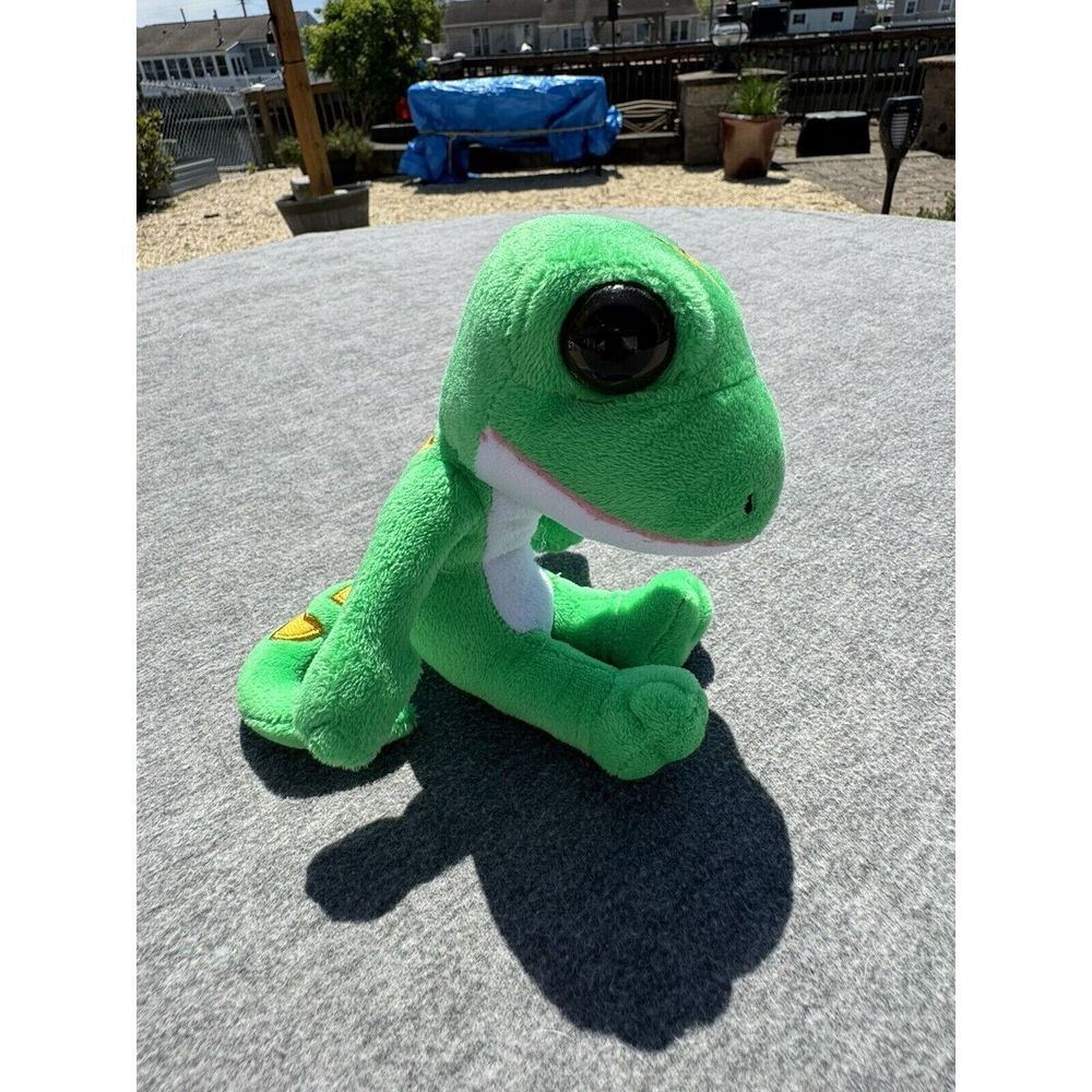 Adorable Green lizard Plush Toy with Big Eyes and‎ Yellow Heart Detail
